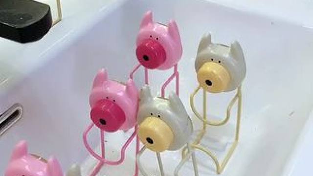 吸盘脸盆挂钩 这款吸盘脸盆挂钩 真不错，免打孔上墙，全家的脸盆都能上墙收纳不占地方，大号脸盆也没问题