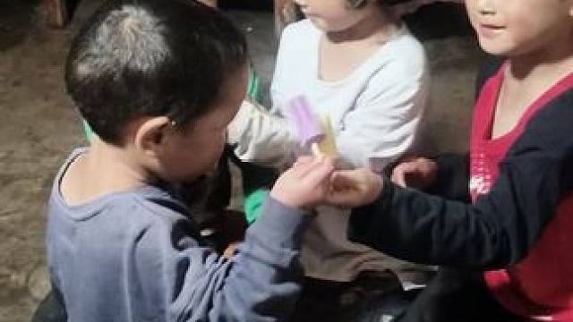 给孩子买了冰棍。#农村娃