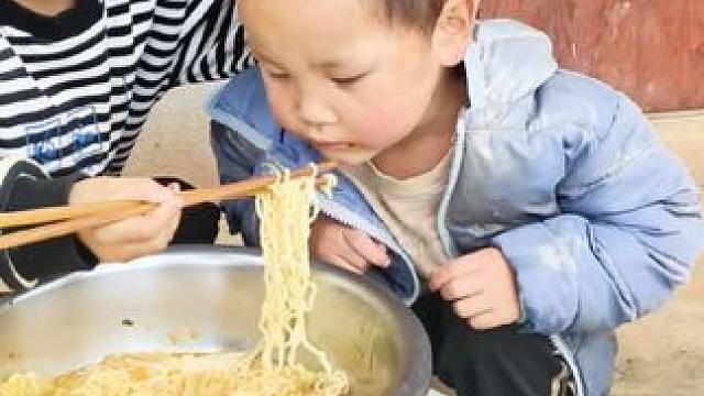 今天早上吃泡面。#农村娃