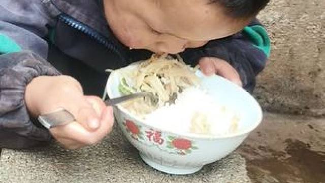 今天炒洋芋丝吃。#农村娃