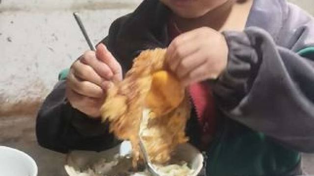 大双喜欢吃鸡蛋。#农村娃