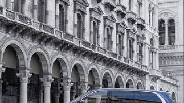 路遇吉利银河M9#认知颠覆 #国货逆袭  #ai科技大六座旗舰suv#银河m9座座可躺的百变空间#中