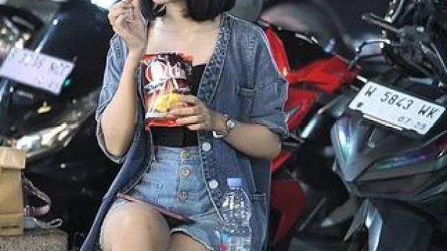 这样就可以脱单。 #脱单小技巧 #街头整蛊小姐姐