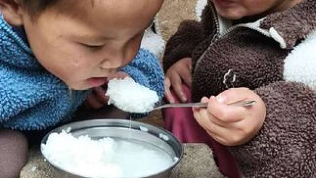 今天早上吃糖水泡饭。#农村娃