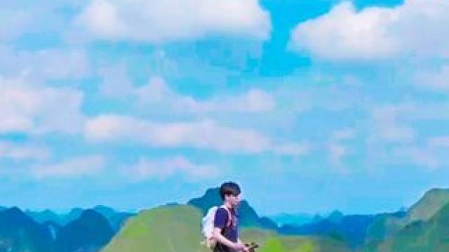 夏日徒步，蓝天白云，高山草甸，古朴石桥。 #是时候来场夏日旅行了#交出你的宝藏旅游地#夏天该有的样子