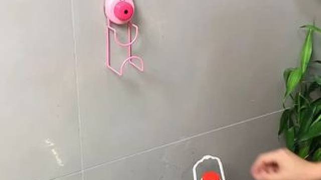 吸盘脸盆挂钩 这款吸盘脸盆挂钩 真不错，免打孔上墙，全家的脸盆都能上墙收纳不占地方，大号脸盆也没问题
