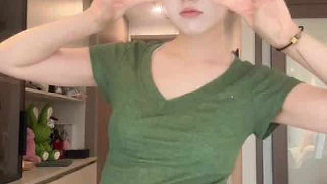 多色短袖 每个都超绝显瘦 洋气得很！ #我的ootd穿搭 #休闲穿搭 #夏日穿搭 #穿搭ootd