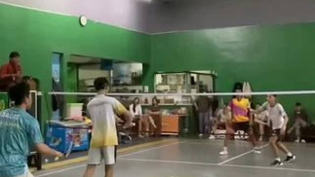 这是不是你想的打来打去#羽毛球 #羽毛球精彩片段 #羽毛球双打