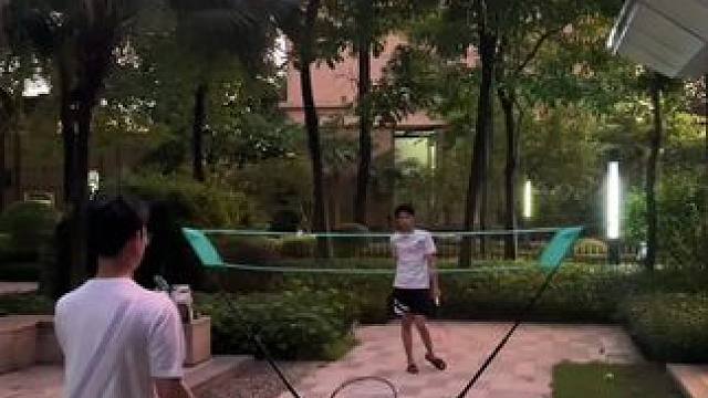 便携网架加喂球训练！暑假练球开始啦 #户外运动 #羽毛球#便携式羽毛球网架#打羽毛球