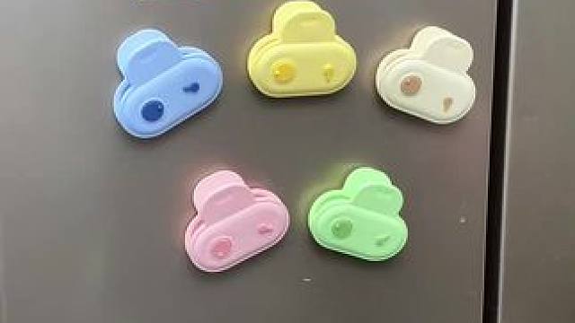 磁吸封口夹 磁吸封口夹 这个#磁吸封口夹  太好用了，有了它就不担心吃到过期变质的食物了 #厨房好物