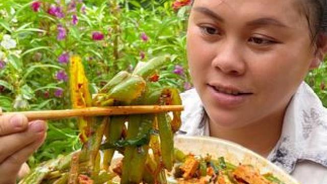 今天摘些辣椒，配着香干做个美味下饭菜 #美食 #农村生活