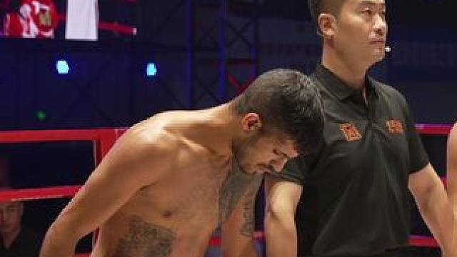 中国小伙狂扫腿，打乱对手节奏，忍受不住弃赛。#椒王风云 #自由搏击 #格斗