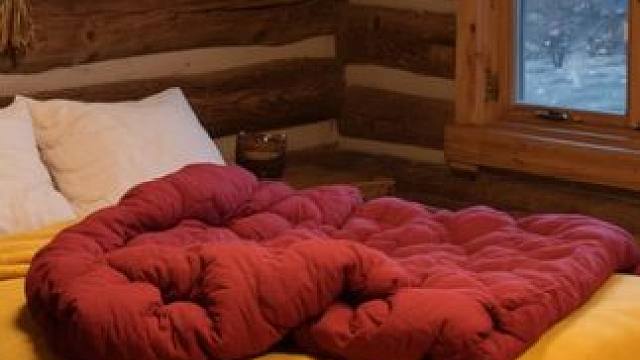 山村里的小屋，被暴风雪围困，巨大风雪声 #好好睡觉 #助眠视频 #解压助眠 #白噪音 #温馨小窝