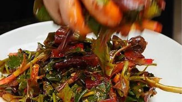 大家注意看啊，别眨眼一个空碗变出一碗重庆小面#美食 #太好吃了 #重庆小面 #小面调料