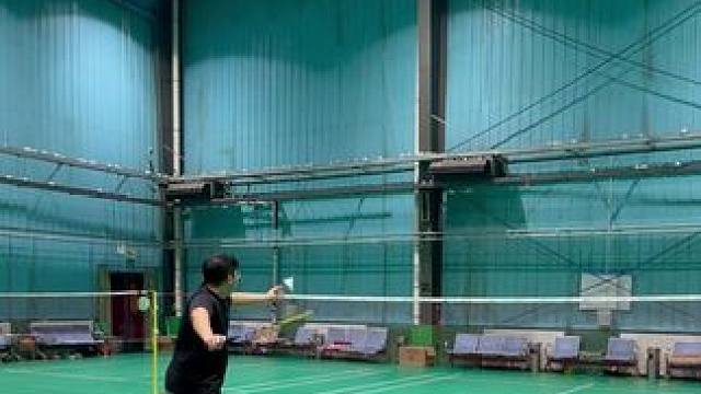 羽毛球正手发球如何又高又远 