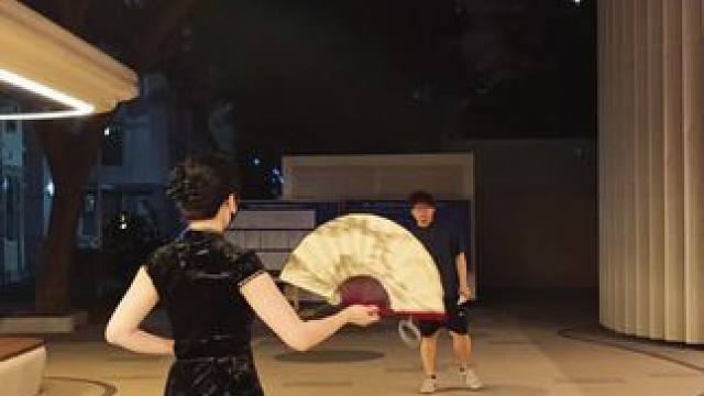 和喜欢的人慢慢打着球，这样的氛围真的好想一直下去#羽毛球 #情侣 #优雅永不过时