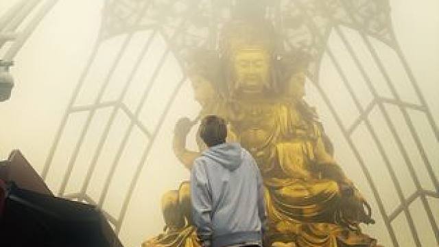 今天是世界羽毛球日 我向佛许愿 佛问我：你有什么愿望？ 我说：羽毛球可不可以永远不涨价#羽毛球 #世