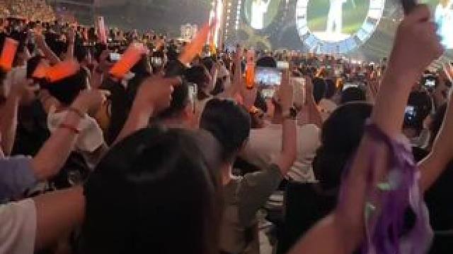 一个合格的羽球人是如何看演唱会的 #羽毛球 #邓紫棋 #演唱会