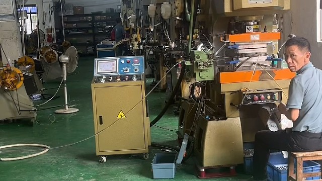 今天带大家走进我们的冲压车间