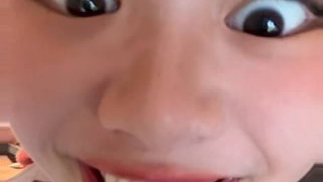 hello，B姐儿，你不是来洛杉矶拉丁舞比赛吗？怎么去了红房子啊… 笑的那么灿烂，一定很开心哇