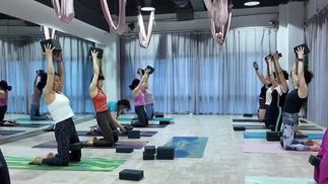 工作压力大浑身紧绷，朋友拉我去金诚普拉提瑜伽馆。上精进后弯小班课，老师耐心指导，动作渐标准，身体更舒