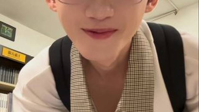 先锋书店的纸页翻飞  停在你折角那页#日常 #vlog #南京