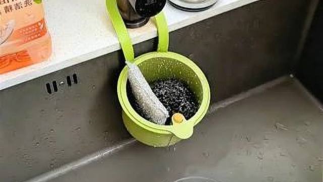 厨房水槽#沥水篮 ，可以套在水龙头上使用，平时倒个#剩饭残渣 ，还能收纳#洗刷工具 #厨房好物  #