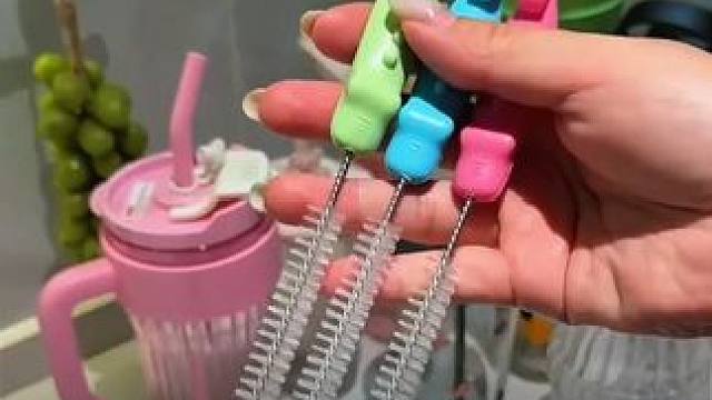 夏天孩子的#杯子 和吸管一定要经常#清洗 ，不然几天就捂的闷臭，它能彻底清洗吸管内部，用着也方便#实