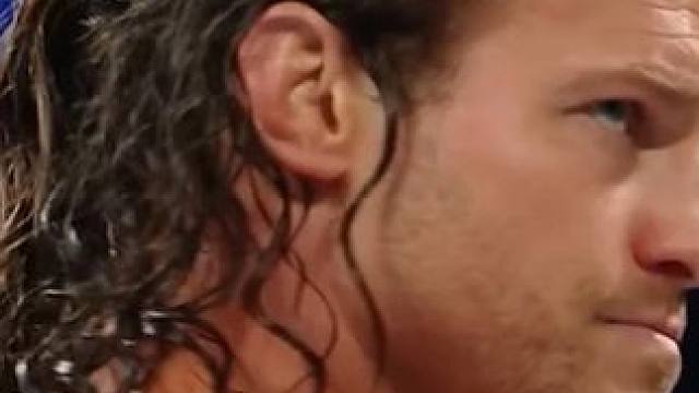 马瑞兹“辣椒水”再次上手，道夫金蝉脱壳，局面依然危机四伏 #wwe美国职业摔角 #比赛现场