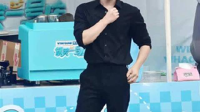 刺痛真的给我帅迷糊了，我还以为是哪里来的男模呢！没想到竟然是KPL选手​​​