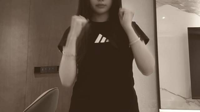 舞蹈是刚学的，四肢是叛逆的