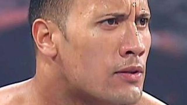 安格地面锁不断发力，强森拒绝屈服抓住边绳 