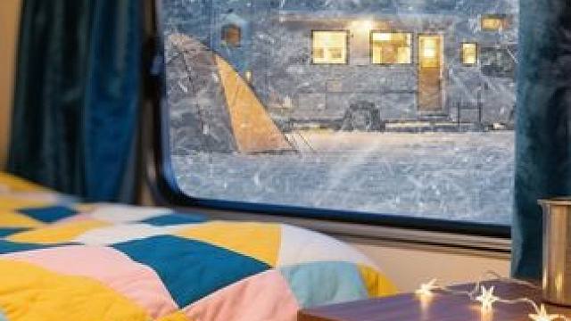 露营时遭遇暴风雪，躲进舒适的房车，伴着风雪声入眠 #好好睡觉 #助眠视频 #解压助眠 #白噪音 #温