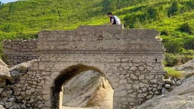 谁化身石桥，谁又从桥上过 徒步时路过一个水库附近。由于近来干旱缺雨，沉在水里的古石桥露出水面。不知什