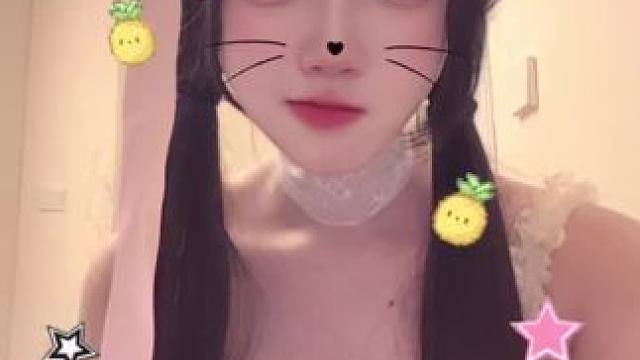 1岁的时候叫妈妈，妈妈亲了我一口 。5岁的时候叫妈妈，妈妈抱住了我。10岁的时候叫妈妈，妈妈给我买了