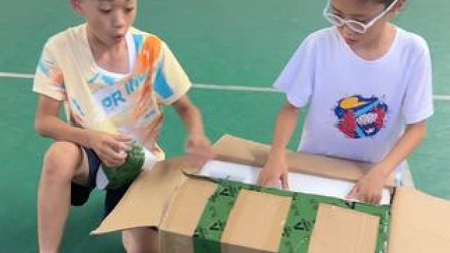 噔噔噔噔！来看看我们的新发球机～ #羽毛球 #廖百川 #艾迪宝A210