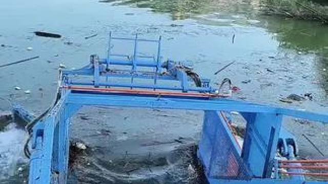 河道垃圾树枝清理机！ #垃圾清理 #垃圾清洁船 #解压 #生态治理