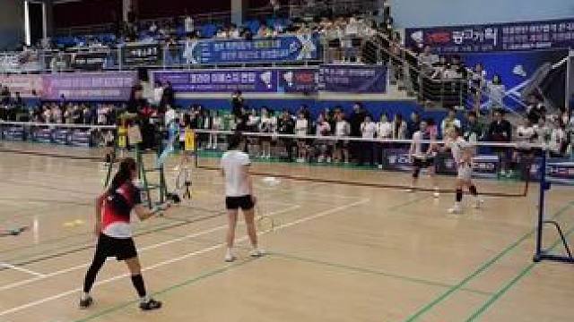 这招学起来#羽毛球 #打羽毛球女生