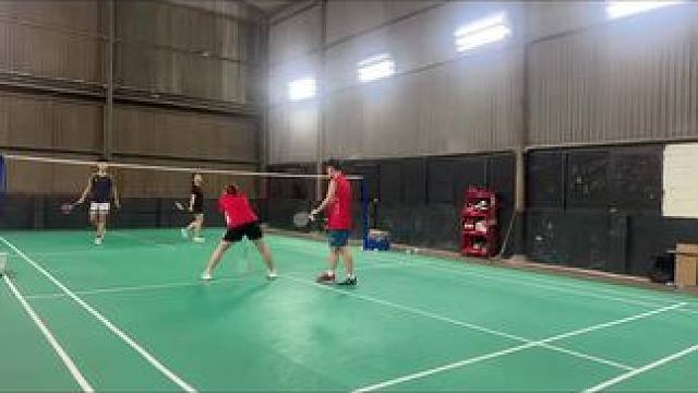 你打女的，我就打男的公平#羽毛球 #享受羽毛球带来的快乐 #打羽毛球女生