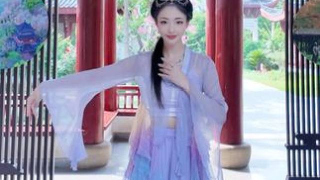 我假装信步闲庭，不去看你的眼睛 