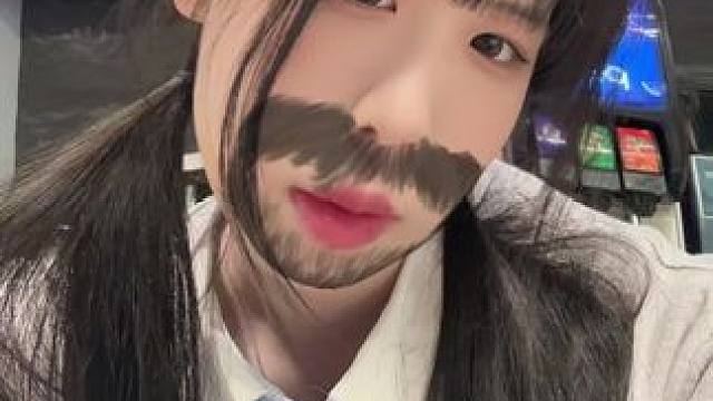 你好，我看了你的战绩，对你非常有感觉，现在征用你做我的上分机器，授予你免费跟我打游戏，稍后我会登录我