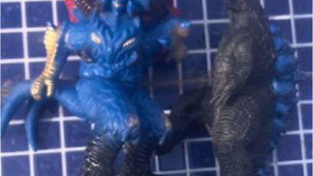 两个怪兽竟然把游泳池的水给喝完了#儿童玩具#怪兽玩具#童趣