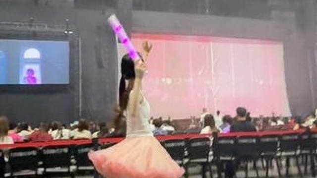 一个合格的羽球人如何听演唱会 第二集：练习步伐与正反手发力
#羽毛球 #演唱会 #郁可唯