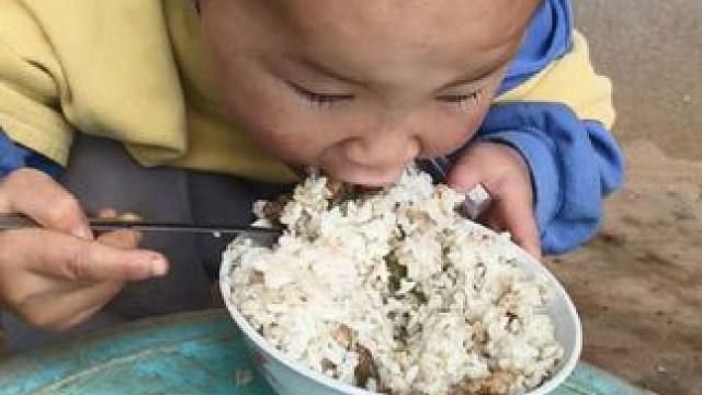 小双喜欢吃炒饭。#农村娃