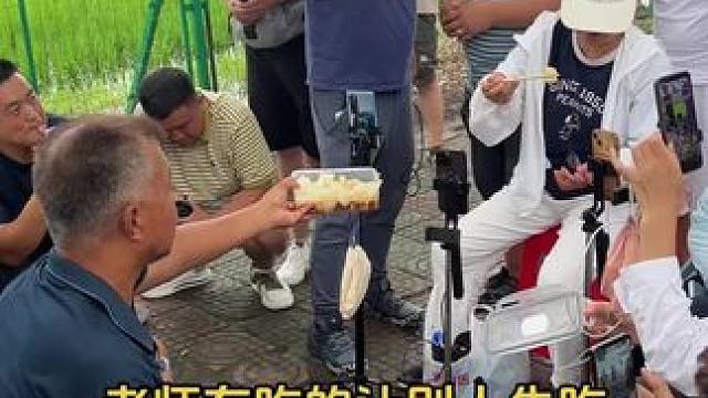 沈老师有好吃的让别人先吃，无奈吃的太差被嫌弃 #沈巍 #我的乡村生活 #户外生活 #我乡村生活