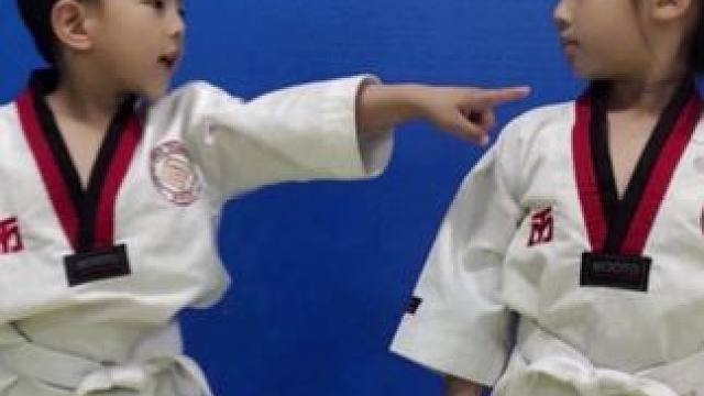 两个小朋友比赛，你们说谁赢了？ #跆拳道 #少儿跆拳道