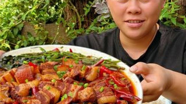 今天做个香辣红烧肉，配着一盘辣太好吃了 #美食 #农村生活