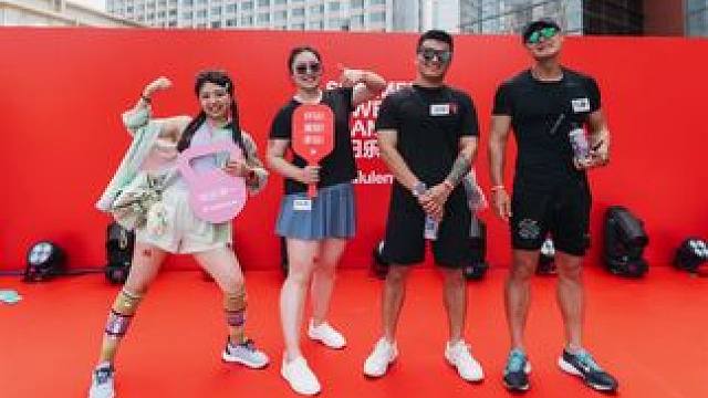 别人是来参加比赛的，我的队友是来增肌的，没开赛已经吃了三包面包，一包饼干，一根香蕉。
摄影师也有点东