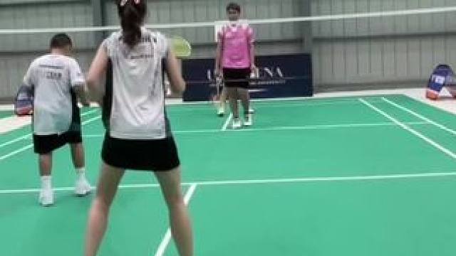 这个一般女生都会吧#羽毛球 #打羽毛球女生