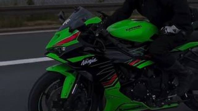 释放双脚，享受风的拥抱，让我们在公路上自由骑行，这就是摩托车的魅力。#川崎zx6r #机车摩托车 #